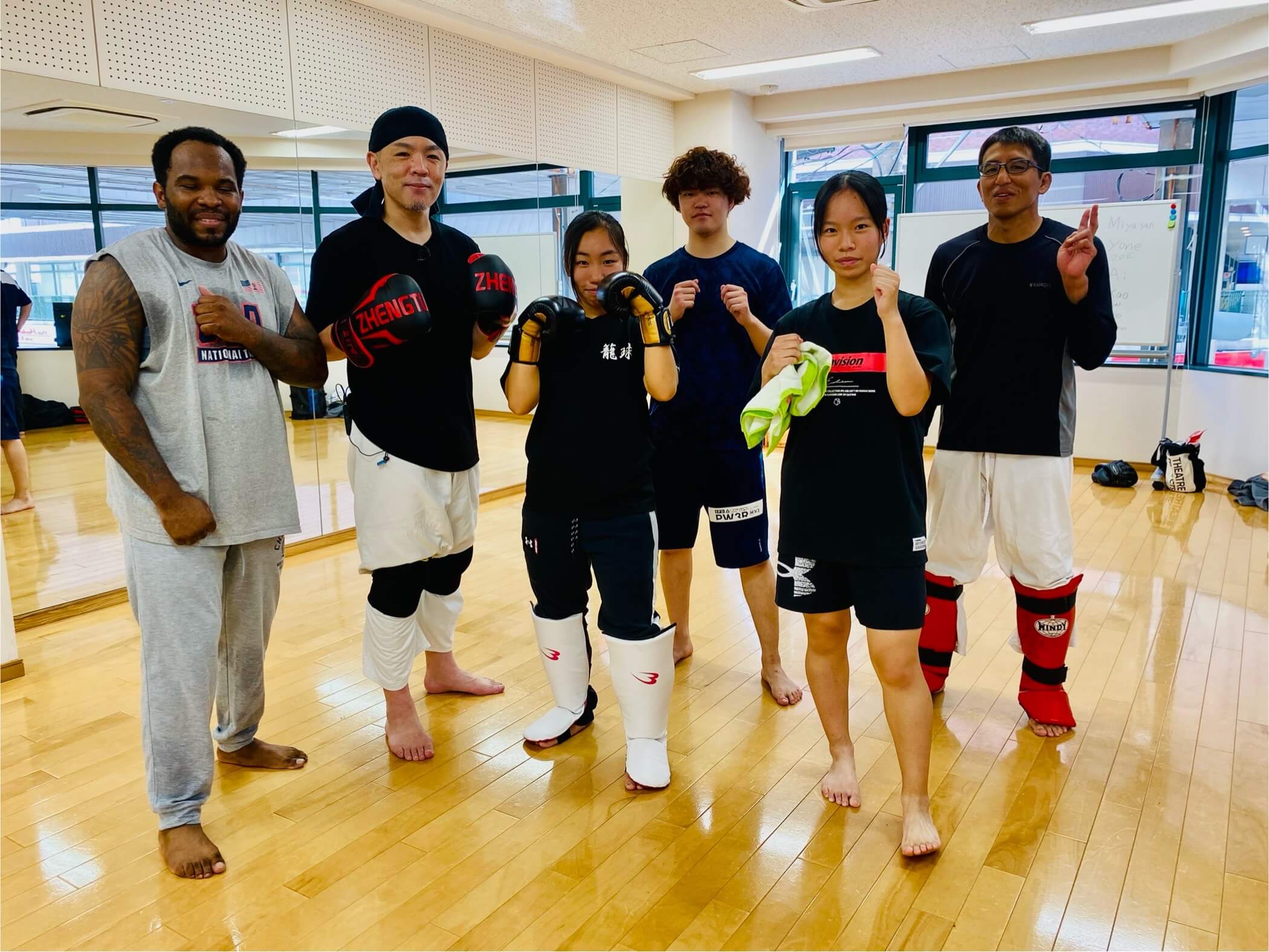 トレーナーが丁寧に指導している様子